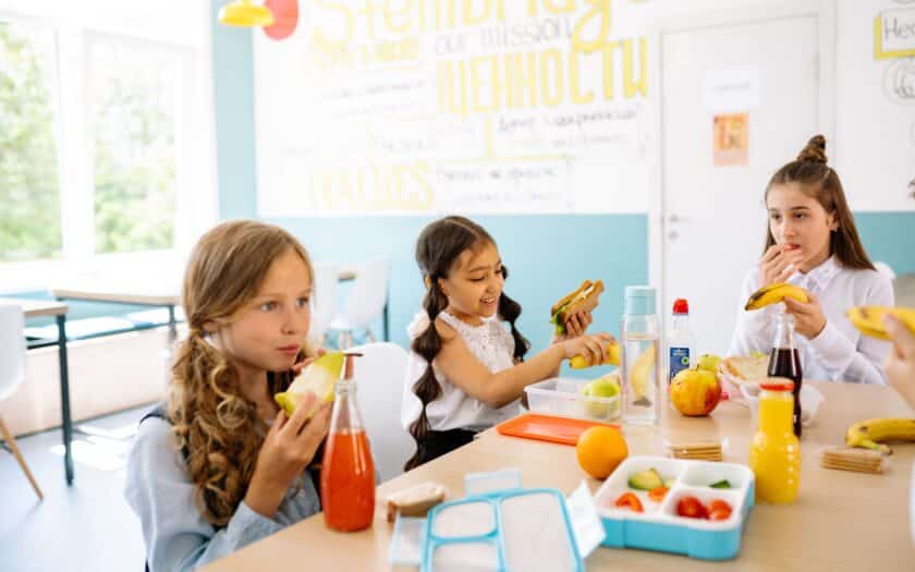 Tagesablauf gebundene Ganztagsschule — Kinder beim gemeinsamen Mittagessen