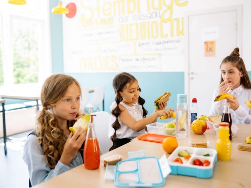 Tagesablauf gebundene Ganztagsschule — Kinder beim gemeinsamen Mittagessen